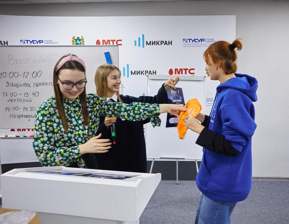 Вручение диплома победителю